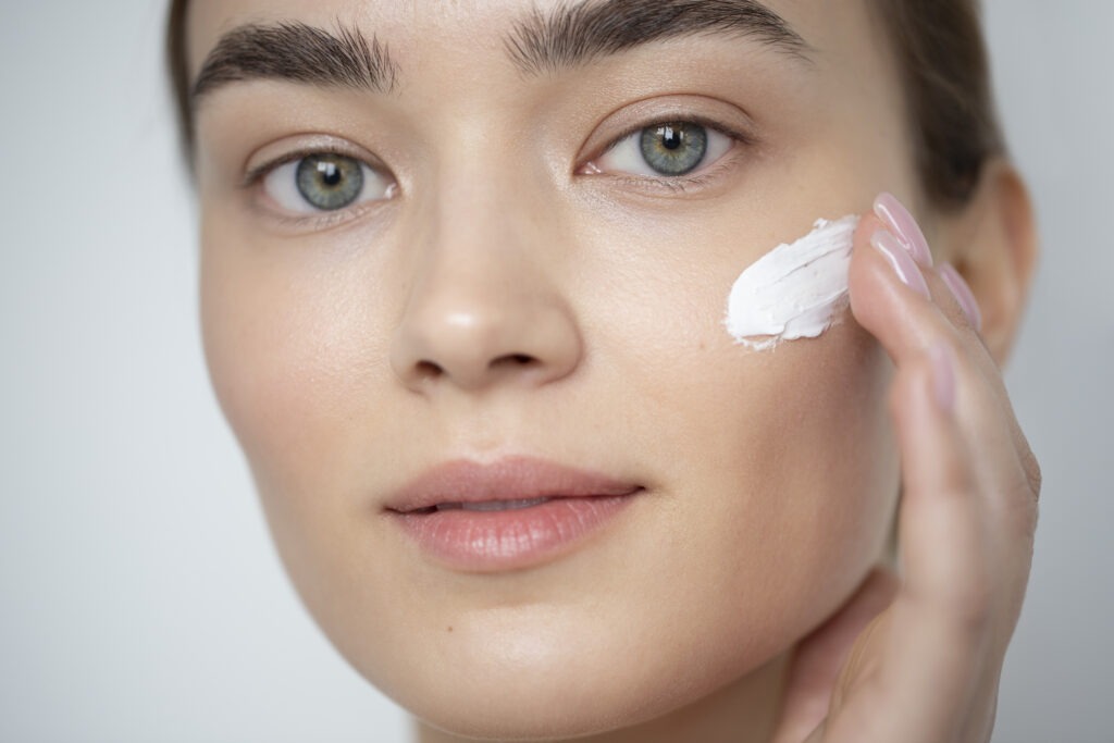 portrait-beautiful-woman-with-clear-skin-using-moisturizer (2)